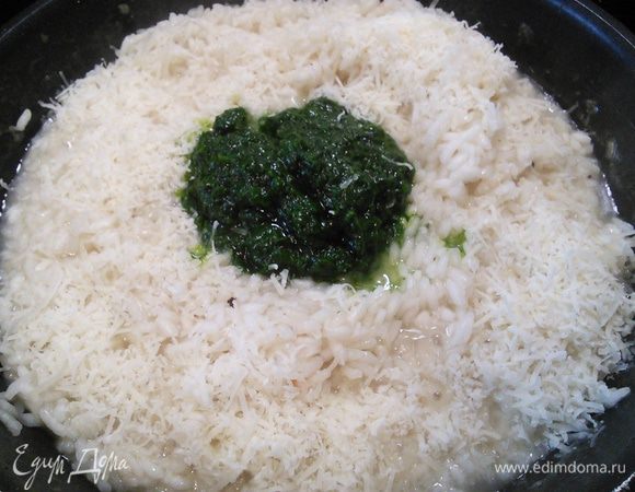 В среднем готовка ризотто продолжается примерно 20 минут. Рис должен быть готов, но иметь плотную консистенцию "аль денте". Теперь добавить пасту из черемши (мне хватило на это количество риса 4 десертных ложек) и натертый на мелкой терке пармезан, немного сыра оставить для подачи. Снять с огня, накрыть крышкой, дать отдохнуть и пропитаться около 3 минут.