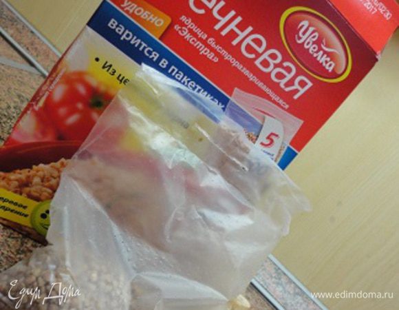 1 пакетик гречки (это и есть 100 г) ставим вариться.