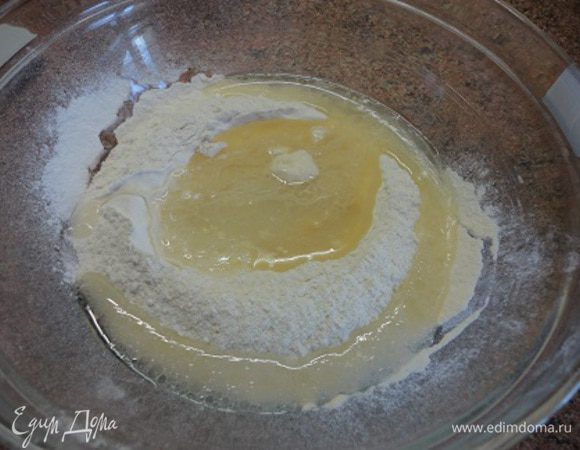 2 стакана (250 граммовых) муки — это 320 грамм муки просеиваем и смешиваем с  солью, водой и растительным маслом.