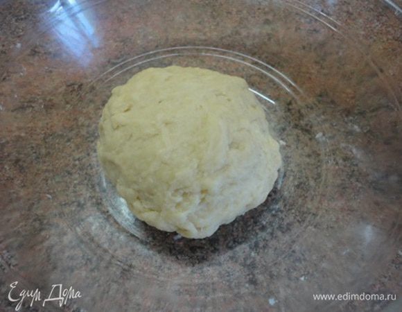 Замешиваем тесто, оно выглядит не очень гладким, но очень эластичное. Оставьте его на полчаса и оно станет очень гладеньким.