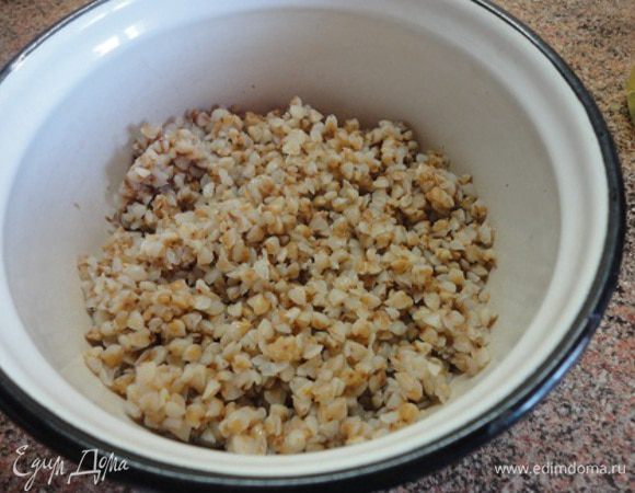 Пока варится гречка и отлеживается тесто, мелко нарезаем лук, жарим его до золотистого цвета, затем продолжаем жарить с мелко нарезанными шампиньонами минуты 3. Солим, перчим по вкусу, добавляем молотый кориандр. Это тоже по вкусу. Сварившуюся гречку освобождаем из пакетика. Она очень рассыпчатая.