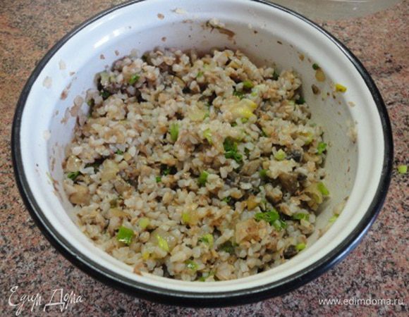 Добавляем к ней лук с грибами. Начинка готова. Надо дать ей остыть.