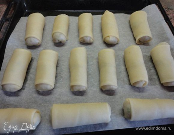 Затем заворачиваем  и укладываем на лист. Выпекаем при температуре 200°С 25-30 минут, до золотистого цвета.