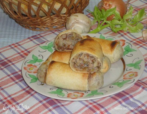 Хороши пирожки и теплыми, и холодными с горячим чаем. Тесто тоненькое, хрустящее, даже слоится.