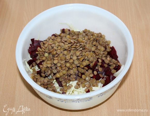 Смешать в миске свеклу, чечевицу, капусту.
