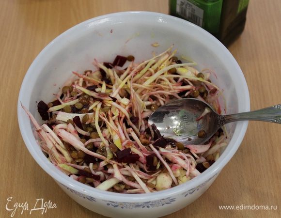 Приправить лимонным соком, маслом, специями и солью и хорошо перемешать.