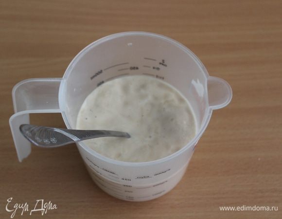 Дрожжи с сахаром развести в теплой воде. оставить до появления пузырьков.