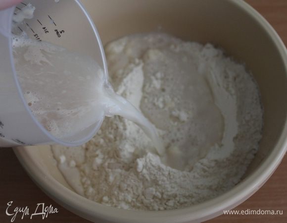 Просеянную муку добавить дрожжевую смесь.