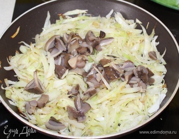 Для начинки, сначала обжарить лук, затем добавить капусту и потушить на растительном масле до мягкости. Добавить маринованные грибы (у меня маслята), потушить еще минут 5.