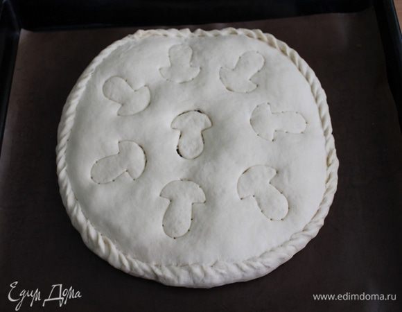 Закрыть вторым пластом теста, защипнуть края, сделать наколы вилкой.