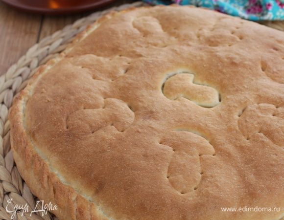 Дать пирогу расстояться примерно 30 минут. Пирог можно смазать крепким чаем.Выпекать до зарумянивания в духовке при 180°С (примерно 30 минут).