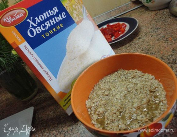 Фасоль замочите на ночь, отварите согласно инструкции на упаковке, немного отвара сохраните.
Овсяные хлопья (тонкие) замочите парой ложек отвара, оставшегося от фасоли.
Они выполнят роль замоченного в молоке хлеба для мясных котлет.
