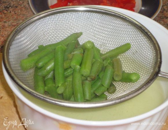 Стручковую фасоль залейте кипящей водой, бланшируйте 1-2 минуты, затем откиньте на дуршлаг.