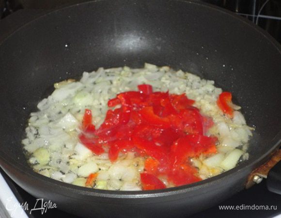 Одну небольшую луковицу мелко порубите и обжарьте до золотистого цвета, затем добавьте мелко нарезанный чеснок, красный острый перец и красный болгарский перец.