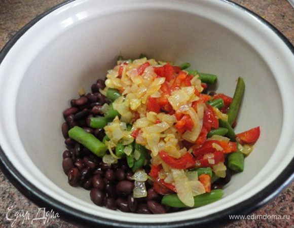 Соедините все овощи, кориандр, соль и набухшие овсяные хлопья. Измельчите блендером.