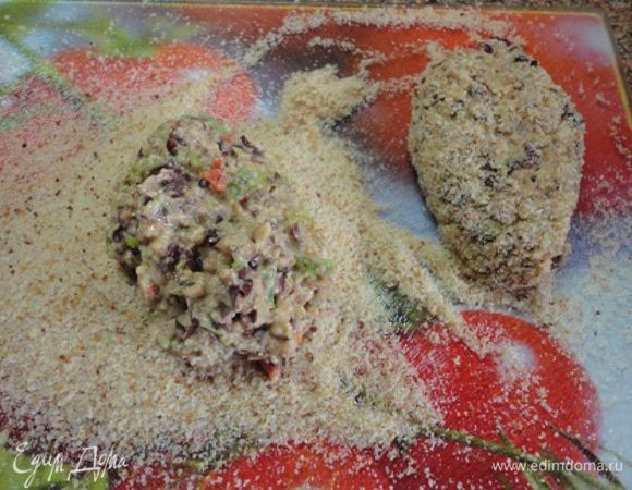 Сформируйте котлетки, запанировав их в сухарях. Обжаривайте по 3 минуты с каждой стороны на умеренном огне до румяной корочки.