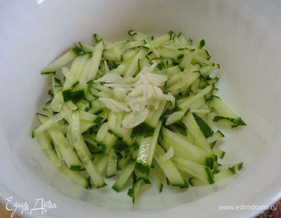 Автор предлагает огурцы и яблоко натереть на крупной терке, но я предпочитаю шинковать соломкой. Чеснок также режу тоненькой соломкой.
Автор указывает 2 огурца. Вероятно, если они небольшие, но сейчас в магазинах довольно крупные огурцы, поэтому я сохраняю соотношение яблок и огурцов 1 к 1.