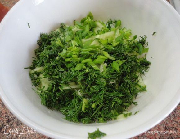 Укроп (без стеблей) мелко нарубить. Перья зеленого лука нарезать. Все добавить к огурцам.