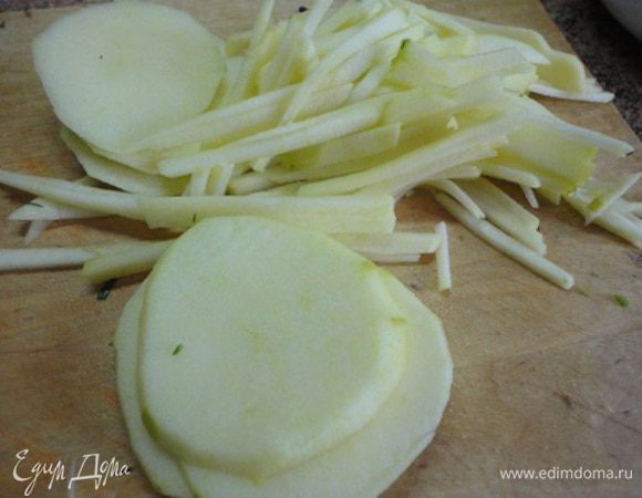 Яблоки я режу в последнюю очередь, чтобы сразу сбрызнуть лимонным соком.
Яблоко режу на тонкие пластины, а потом соломкой.