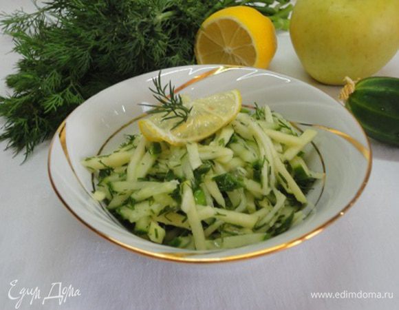 Добавляем к остальным овощам, выжимаем сок  1/3 лимона, поливаем оливковым маслом и солим всего лишь щепоткой соли. Перемешиваем и подаем на стол. Аромат!!!
