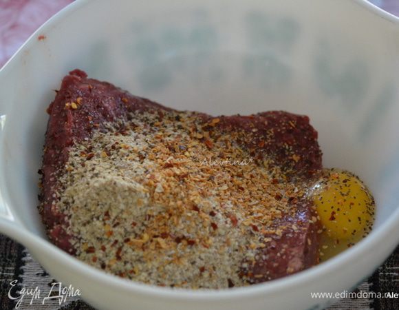 Разогреть духовку до 180°С. 
Смешать фарш постный с перечисленными ингредиентами.