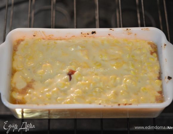 Вылить кукурузу поверх мясной буханки. Вернуть в духовку на 25 минут.