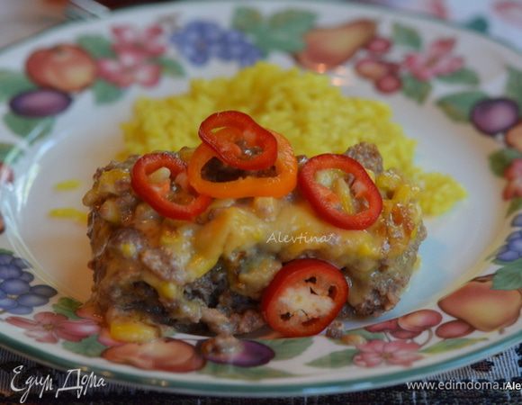 Дать постоять. Перец сладкий нарезать соломкой или колечками. Разрезать мясной хлеб на порции. Подаем к столу с гарниром по желанию, сверху украсить сладким перцем. Приятного аппетита.