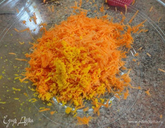 Морковь и цедру апельсина натираем на мелкой терке.