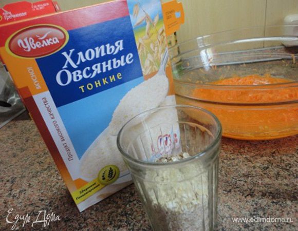 Овсяные хлопья тонкие перемалываем в кофемолке практически в муку.