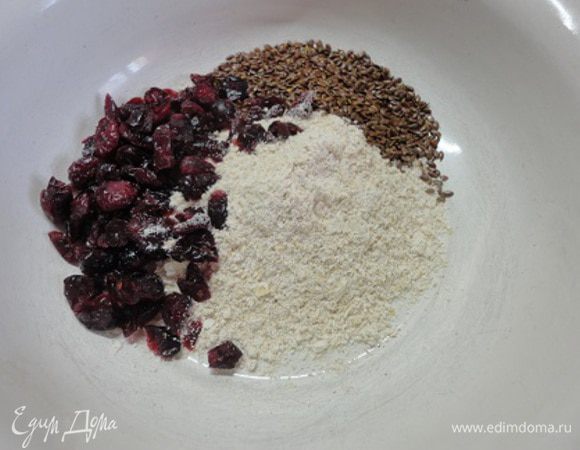Добавляем клюкву, льняное семя, соль.
