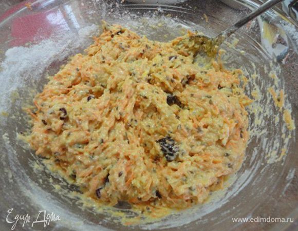 Добавляем просеянную муку и соединяем сухие и жидкие ингредиенты. 