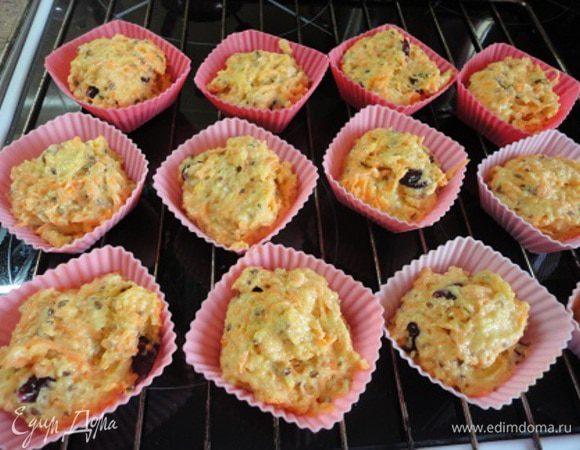 Раскладываем в формочки (12 штук) и выпекаем в духовке 30-35 минут при температуре 180°С.
