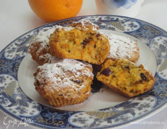 Остывшие маффины посыпаем сахарной пудрой. Вот такие они мягкие, пористы внутри.