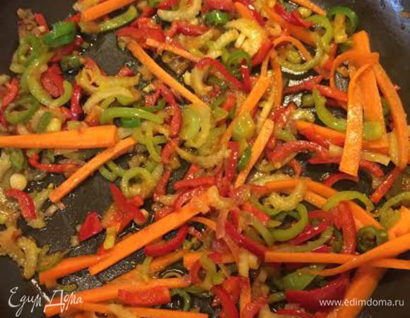 Овощи порезать,добавить 1 ст. л. соевого соуса и потушить на оливковом масле.
