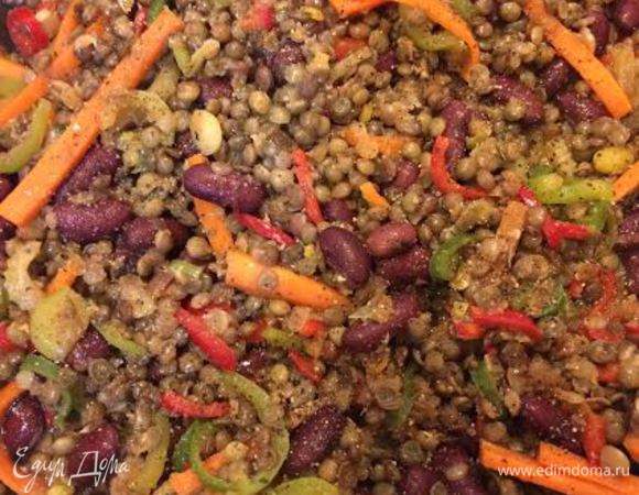 Добавить фасоль, 1 ст. л. соевого соуса, перец и перемешать.