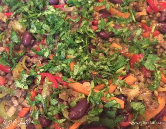 Готовый салат посыпать свежей зеленью. Подавать теплым. Приятного аппетита!