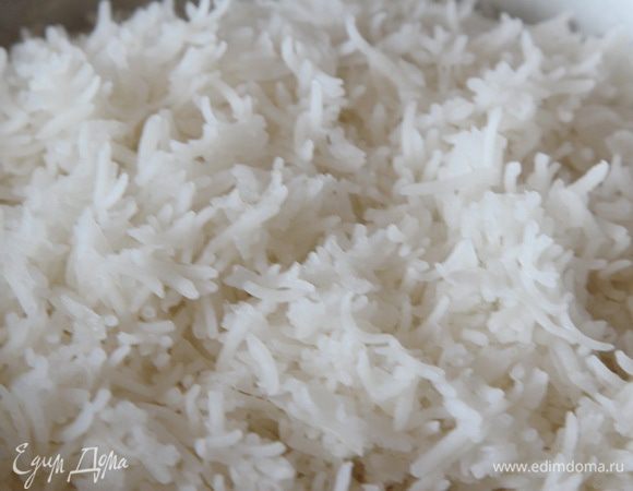 Шафран заливаем теплой водой (50 мл). Хорошо промываем рис, заливаем его водой и отставляем на 2 часа. Через 2 часа эту воду сливаем. Наливаем в кастрюлю, емкостью 3 л, воду — 2,5 л, добавляем 1 столовую ложку соли и доводим до кипения. В кипящую воду отправляем рис на 2 минуты. Приготовленный рис отбрасываем на дуршлаг и оставляем стекать воду.