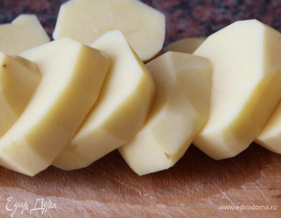 В кастрюле с толстым дном припускаем на разогретом растительном масле сухофрукты в течение 2 минут и вынимаем их на отдельную тарелку. Картофель чистим, моем, обсушиваем бумажным полотенцем и нарезаем на шайбы, толщиной 1-1,5 см.