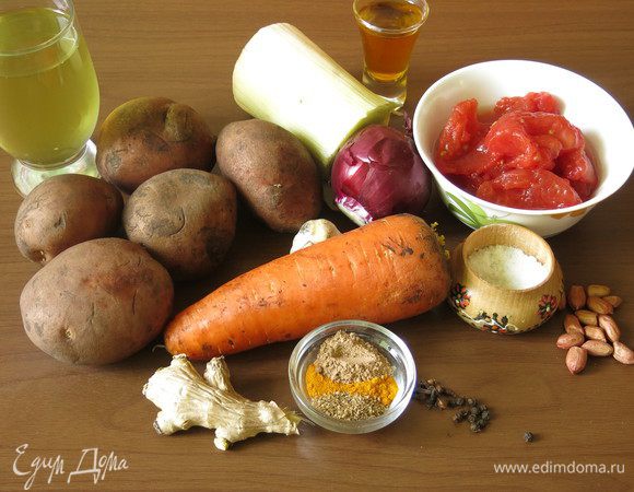 Овощи — картофель, морковь, лук репчатый и поррей, специи — куркума, кориандр, корица, черный перец, гвоздика, томаты в собственном соку, чеснок, имбирь, масло для жарки (использовала сафлоровое), бульон овощной (шпинатно- фасолевый, можно любой или просто воду), арахис. Отметила, что это блюдо европейское — (за основу рецепта спасибо Инессе), но подозреваю, что блюдо индийское.