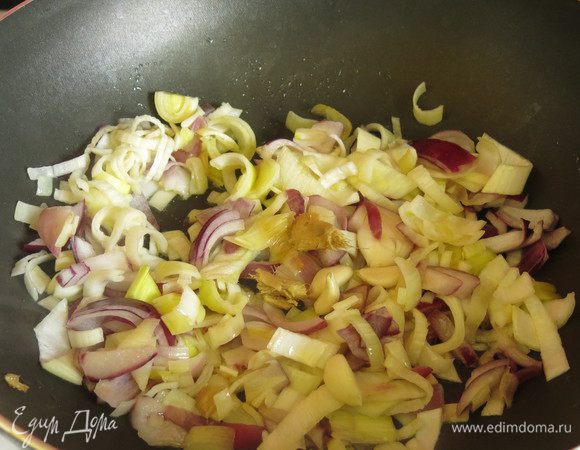 Нарезаем лук и обжариваем на масле. Добавляем зубчики чеснока и имбирь почищенный, немного прижариваем первый ароматный взрыв пошел.