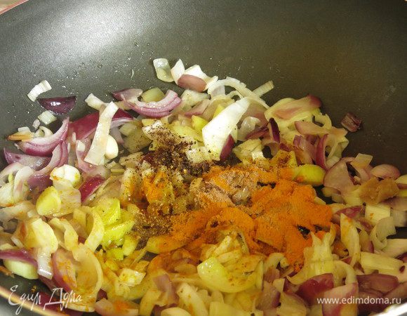 К луку добавляем специи — куркуму, корицу, кориандр (молотые), горошинки перца и гвоздику размалываем в ступке, можно все специи измельчить перед приготовлением. Ароматы усиливаются.
