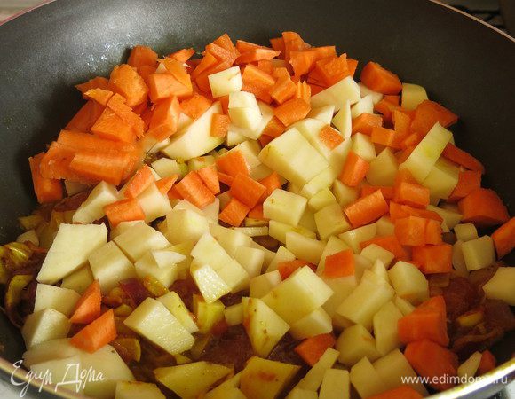 Пока все жарится моем и нарезаем картофель и морковь, кладем на сковородку, обжариваем 5 минут.