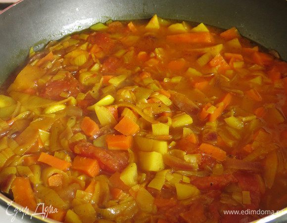 Наливаем 600 мл бульона (количество опционно), закрываем крышкой и тушим 25-30 минут, солим по вкусу.