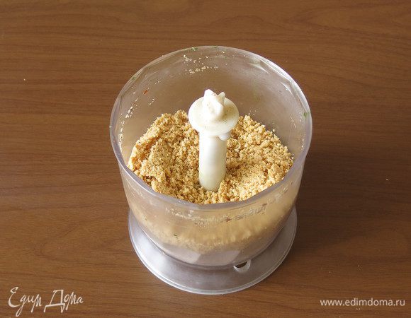 Измельчаем поджаренный и очищенный арахис.