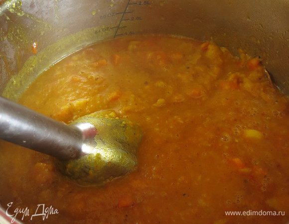 Измельчаем блендером овощи.