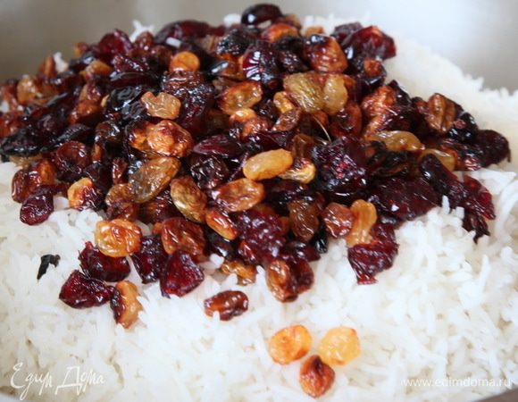 Теперь выкладываем сверху рис, собираем его горкой, сверху разравниваем и выкладываем подготовленные сухофрукты.