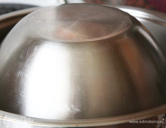 Накрываем сверху металлической (можно стеклянной) емкостью и ставим на самый маленький огонь на 30 минут. У меня на кофейной конфорке на рассекателе.