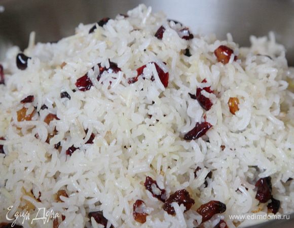 Открываем плов, выливаем шафрановую водичку и аккуратно перемешиваем рис.