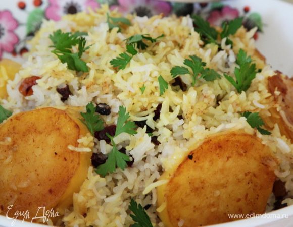 Выкладываем плов в блюдо, сверху картофель и подаем. Смачного! Получается очень вкусно. У кого нет шафрана, в оригинале предлагается пользоваться куркумой.