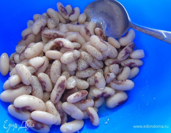 Фасоль замочите на несколько часов, а лучше на ночь и отварите до готовности. Отцедите от жидкости. Сбрызните 1 ст.л. оливкового масла, поперчите, посолите и влейте яблочный уксус. Перемешайте. 